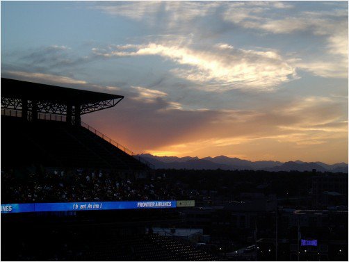 MyAnimalPhotos's tweet photo. Sun setting over the #Colorado mountains from #CoorsField in #Denver. https://t.co/MyTaC12Odz