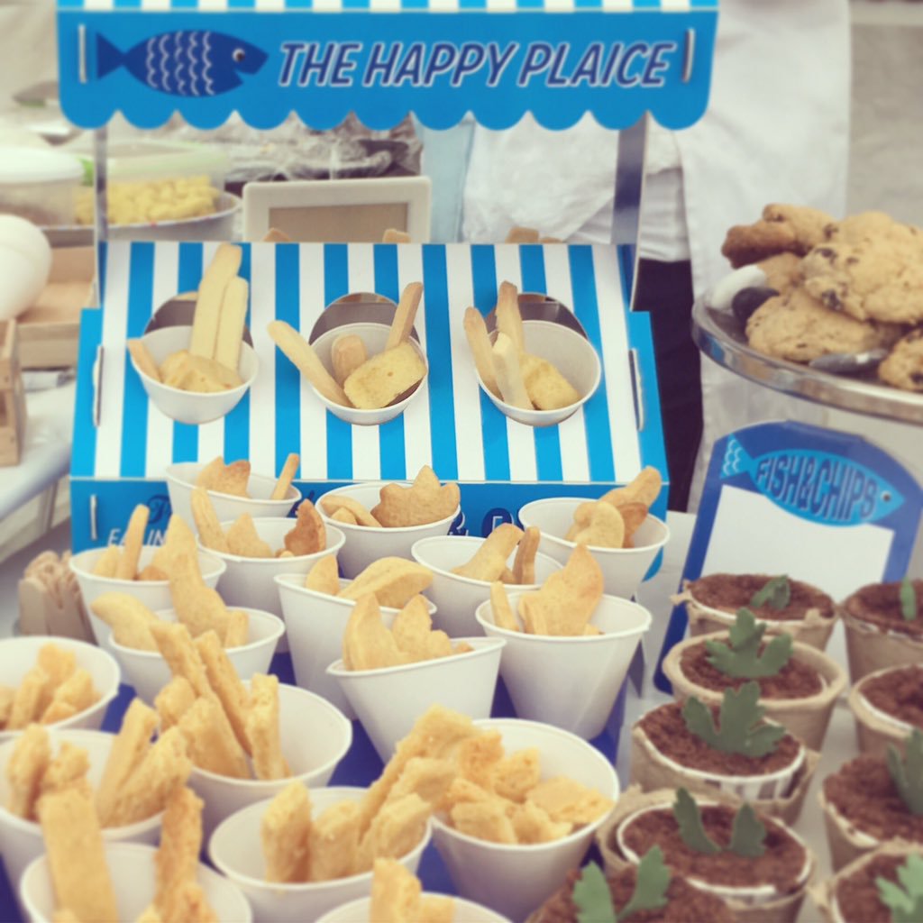 BakingByL's tweet photo. Fishcake & chips #cake #marzipanchips #raspberryketchup #shortbreadchips #NationalFishAndChipsDay #funwithfood https://t.co/NAaKNXggOz