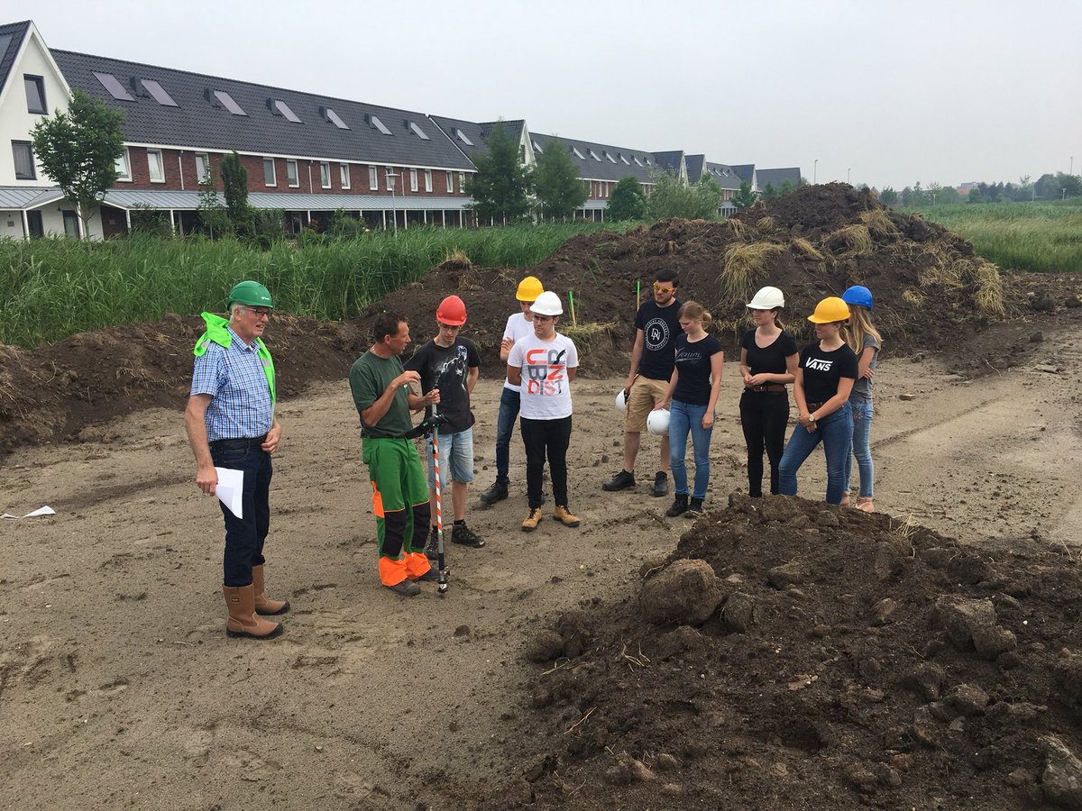 IngeborgStreng1's tweet photo. Enthousiaste leerlingen van @Windesheiminfo tijdens #bouworientatiedag @bouwendnloost bij projecten van @vannorelbouw en @DuraVermeer #jegaathetmaken https://t.co/mN27Mok1E5