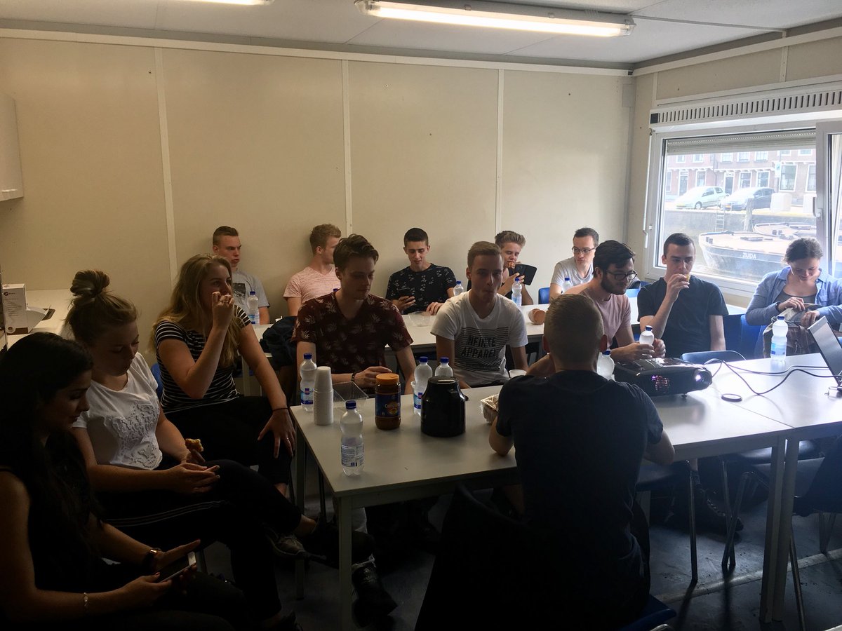 IngeborgStreng1's tweet photo. Enthousiaste leerlingen van @Windesheiminfo tijdens #bouworientatiedag @bouwendnloost bij projecten van @vannorelbouw en @DuraVermeer #jegaathetmaken https://t.co/mN27Mok1E5