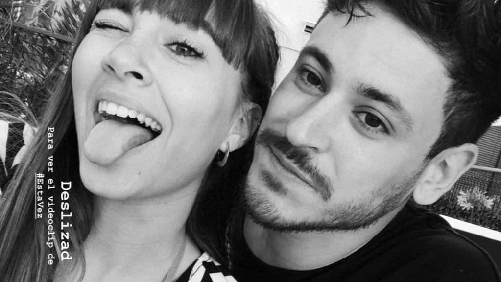 AitaiaWar's tweet photo. Mi Aiti aparte de ser su fuente de inspiración, es su mayor fan;
Y eso es algo preciso 💙💛

#EstaVezVideoclip https://t.co/oQTW07Gyip