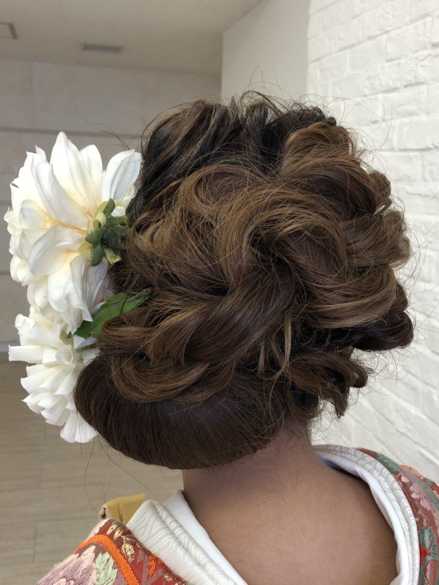 M M M 昨日 和装前撮りでした 大きいお花を3個もつけてくれて 可愛かった 安定の和服似合わない 体型に笑った 次は洋装だ 沖縄楽しみ 和装前撮り 和装髪型 プレ花嫁 ダイエット