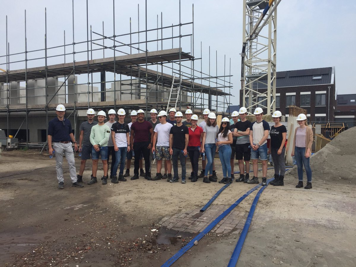 Mayraschoolen's tweet photo. Geweldig en informatief! HBO studenten tijdens de bouworientatiedag @bouwendnloost bij projecten van @TerSteegeGroep en @VDRBouwgroep #jegaathetmaken https://t.co/xWJq3JLSd7