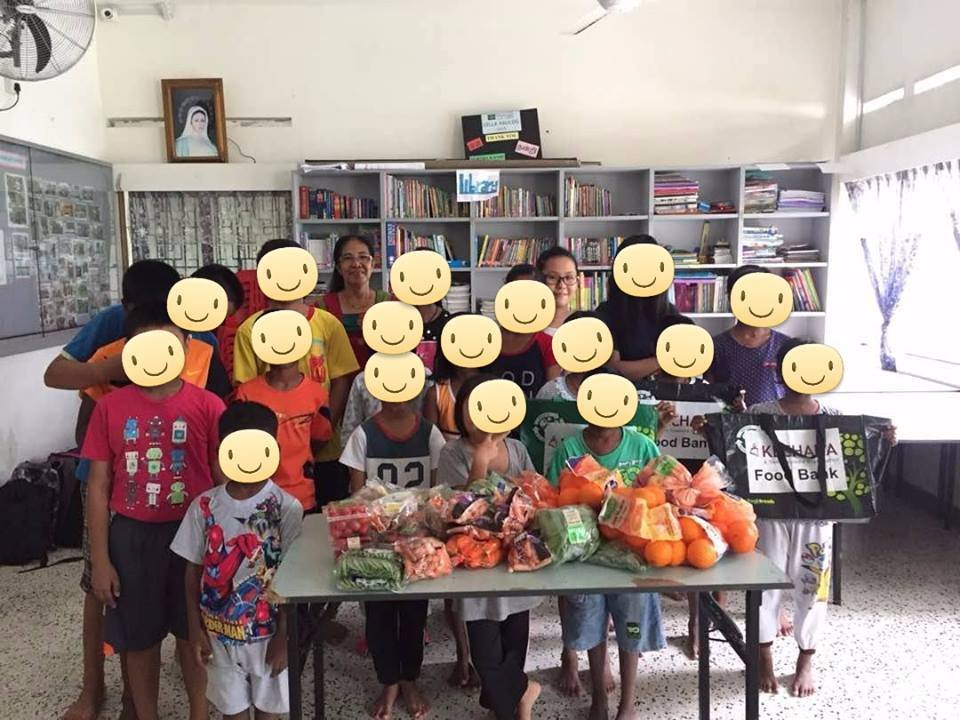 KecharaSoupK's tweet photo. 01/06/18 done by our Johor team today! Thank you very much everyone @TescoMalaysia and #volunteers! #kecharafoodbank #johor #bahru
#kechara
#zerofoodwastage
#foodbanks
#kecharafoodbank
#tsemtulku
#givingback
#kind
#pembaziran
#kebajikan
#helpingothers
#hungerknowsnobarriers https://t.co/axlAHI4HlB
