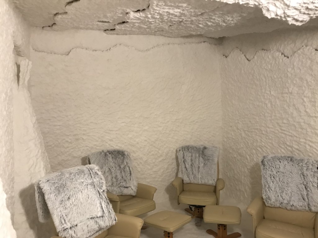 renedeheer's tweet photo. Bezoek gebracht aan het #floatcentre in #Zwolle  waar floaten (letterlijk drijven in zout water) ingezet wordt voor mensen die vanuit medisch oogpunt tot rust moeten komen. Daarnaast een zoutkamer, massage en sauna. Trots op deze topondernemer. https://t.co/VyOVMlzDSQ