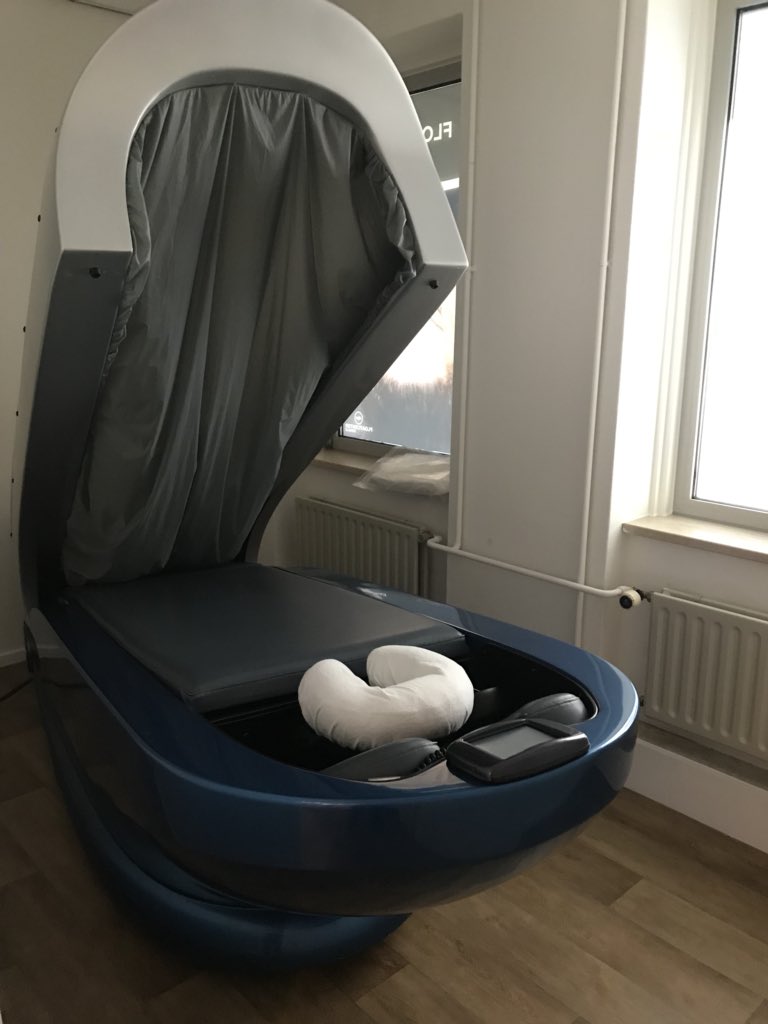 renedeheer's tweet photo. Bezoek gebracht aan het #floatcentre in #Zwolle  waar floaten (letterlijk drijven in zout water) ingezet wordt voor mensen die vanuit medisch oogpunt tot rust moeten komen. Daarnaast een zoutkamer, massage en sauna. Trots op deze topondernemer. https://t.co/VyOVMlzDSQ