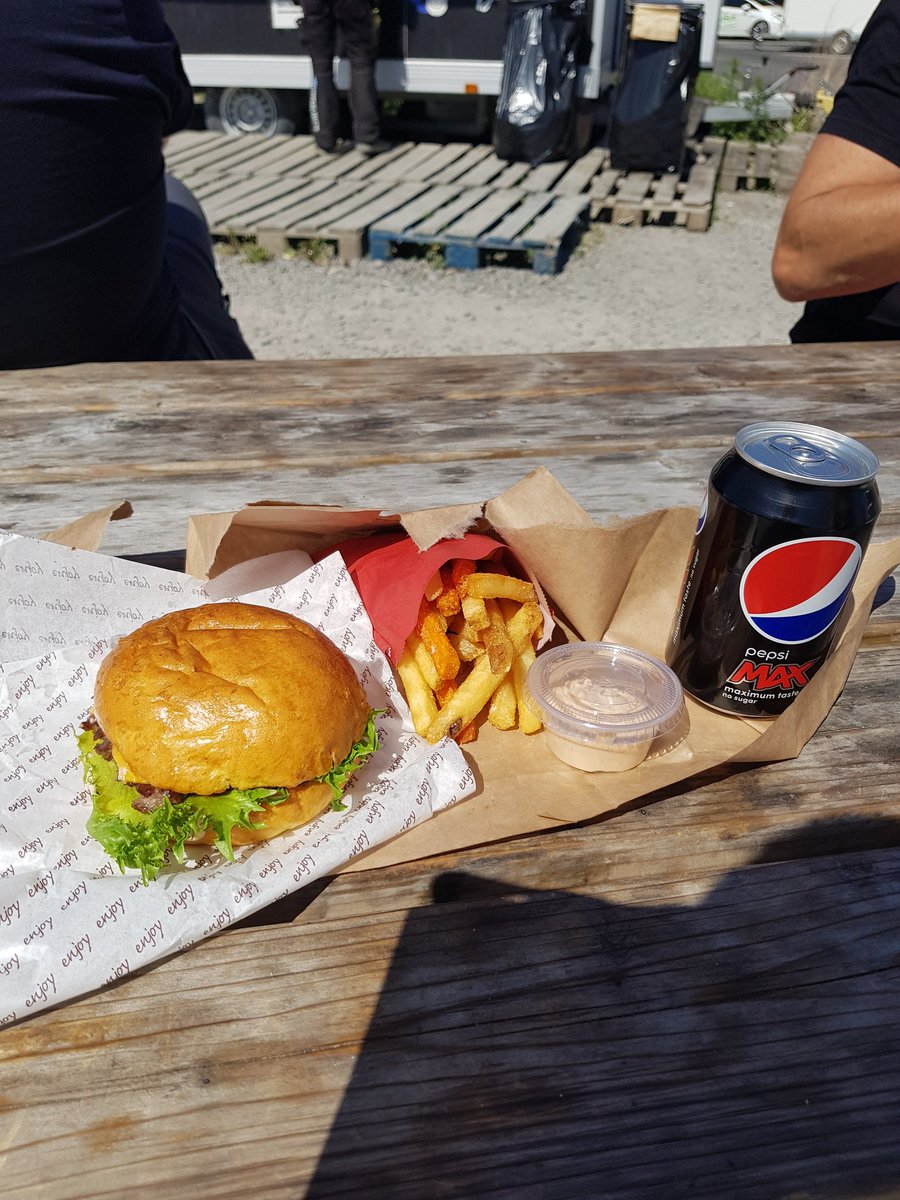 HejVictor's tweet photo. @JohanHedberg Vilken jävla burgare! Riktigt bra, tack för tipset! https://t.co/9WaBi6Jz1y
