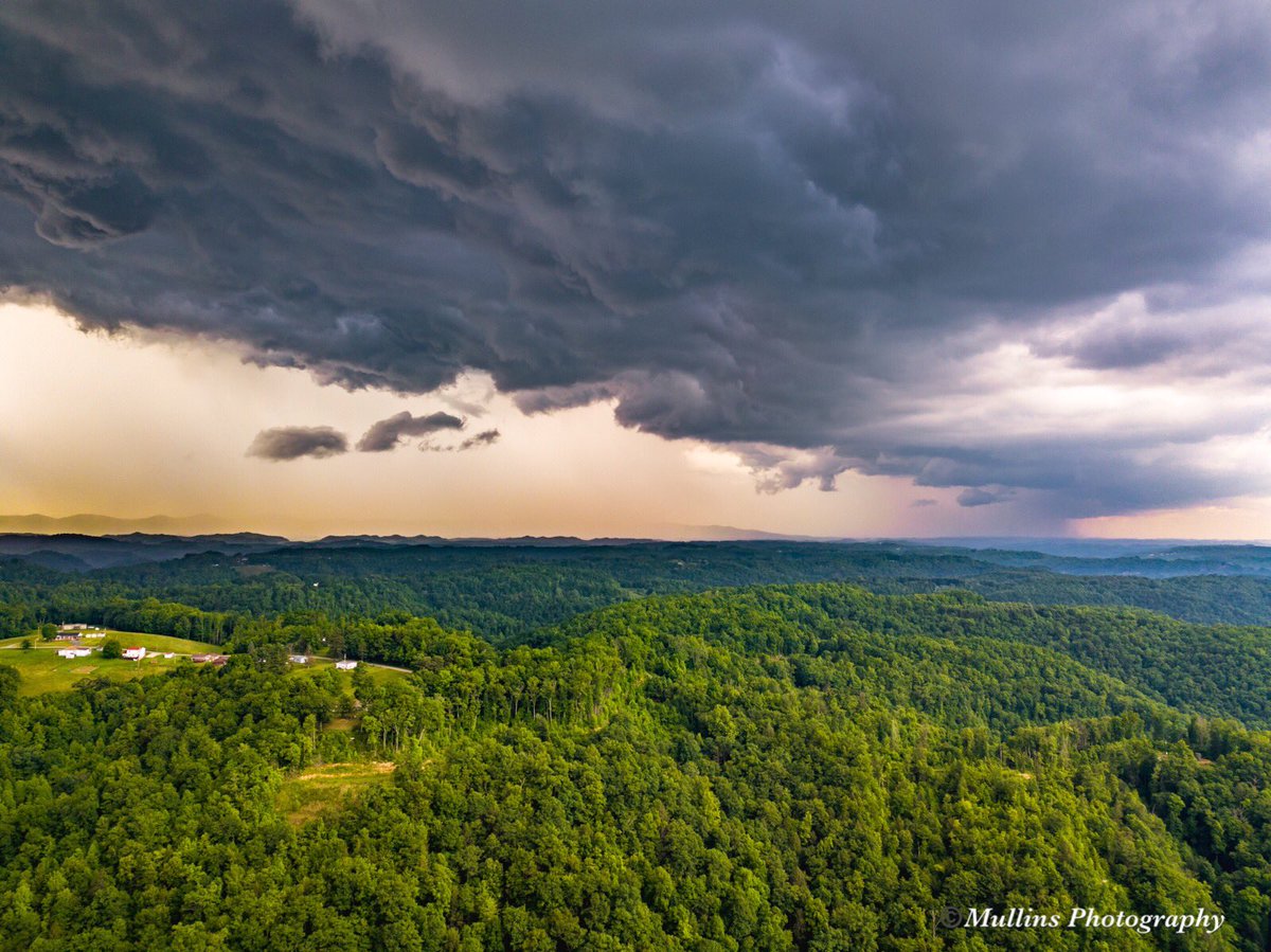 Mikemul78's tweet photo. Another stormy evening here in SWVA #storms #thunderstorms #Amazing #vasbaby #SWVA #onlyinVA https://t.co/FD80P2Dv4C