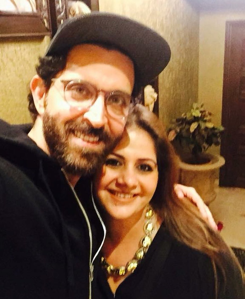 HrithikRules's tweet photo. #Hrithik snapped with family friends last evening. Credit: Insta #HrithikRoshan https://t.co/oo6pmpVxFj