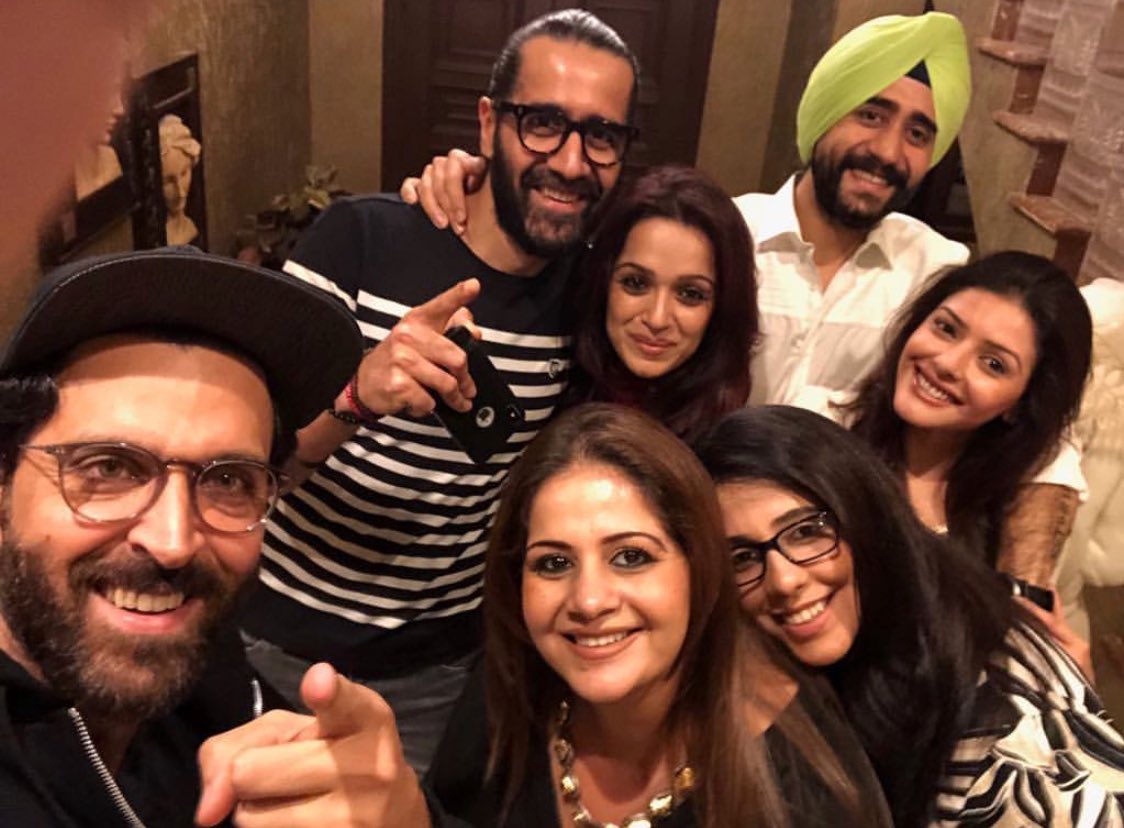 HrithikRules's tweet photo. #Hrithik snapped with family friends last evening. Credit: Insta #HrithikRoshan https://t.co/oo6pmpVxFj