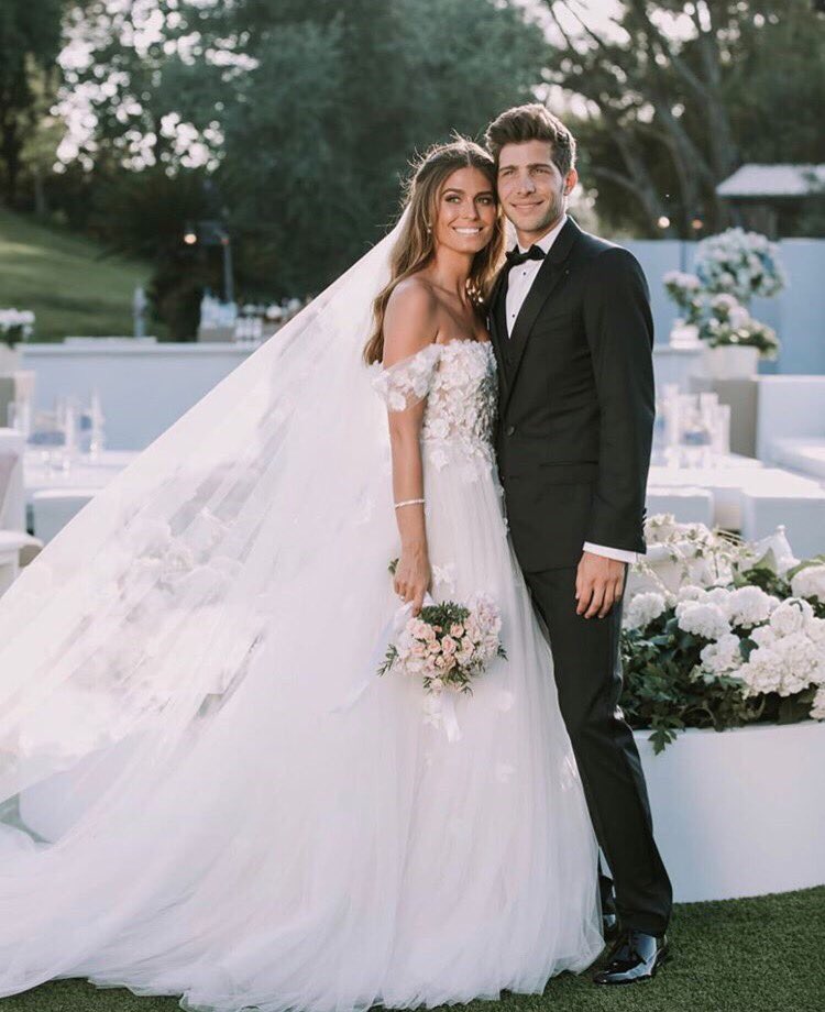 mnweddinglover's tweet photo. El 30 de mayo se dieron el “si quiero” @coralsimanovich y @sergiroberto ! Coral estaba preciosa con su vestido de @pronovias y velo de 3,5m
#PronoviasBrides #CoralandSergi https://t.co/r6sJtAaafD