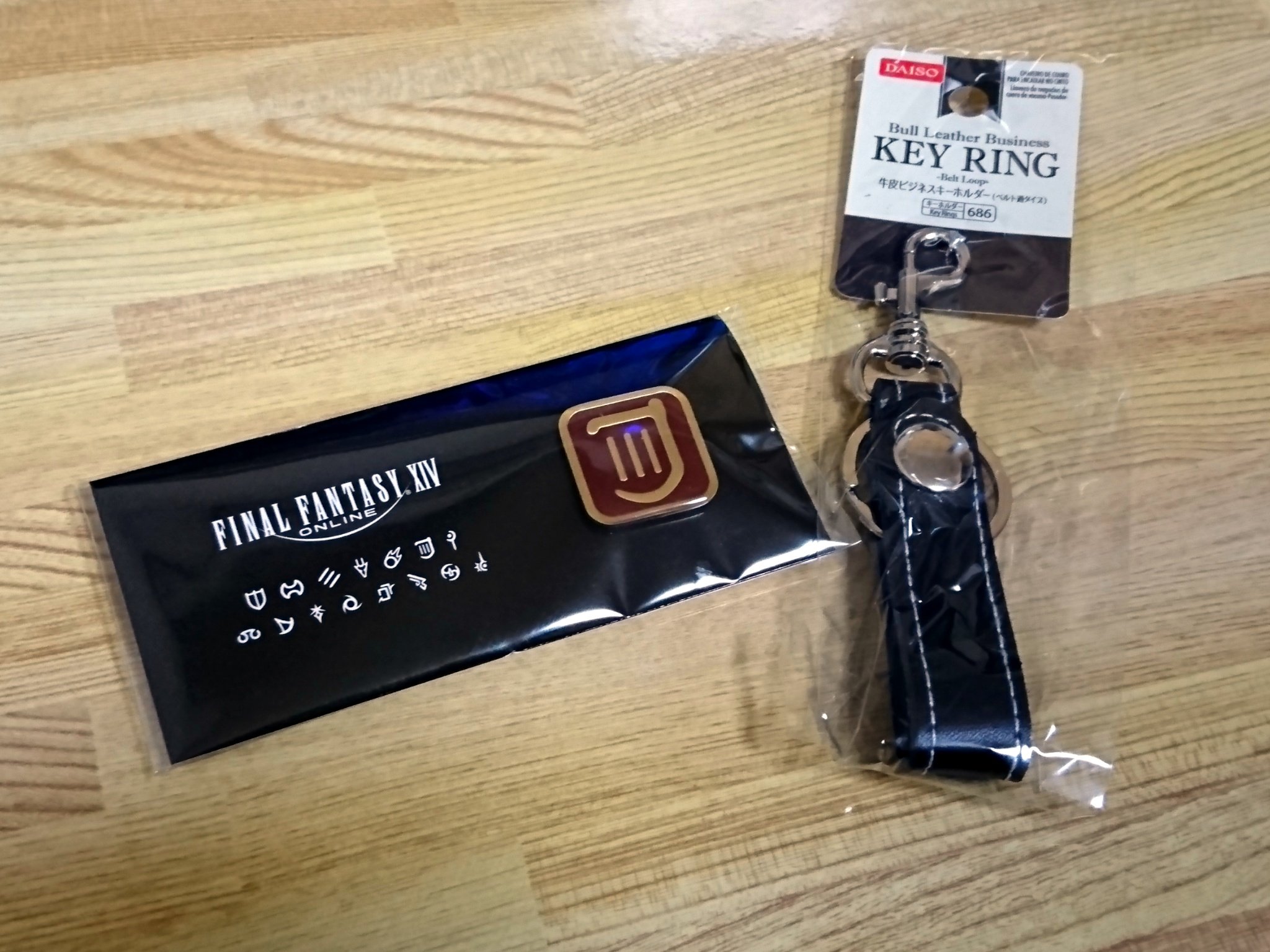 けるぴ ダイソーのベルト通しタイプのキーホルダーにジョブピンバッジ装着 革が厚手だから回らずにホールドできるし ループしてピン側も覆うのでカバンの繊維を傷めない これはイイ Ff14 Ffxiv けるぴ ダイソーのベルト通しタイプのキーホルダーにジョブピンバッジ装着 革が厚手だから回らずにホールドできるし ループしてピン側も覆うのでカバンの繊維を傷めない これはイイ Ff14 Ffxiv