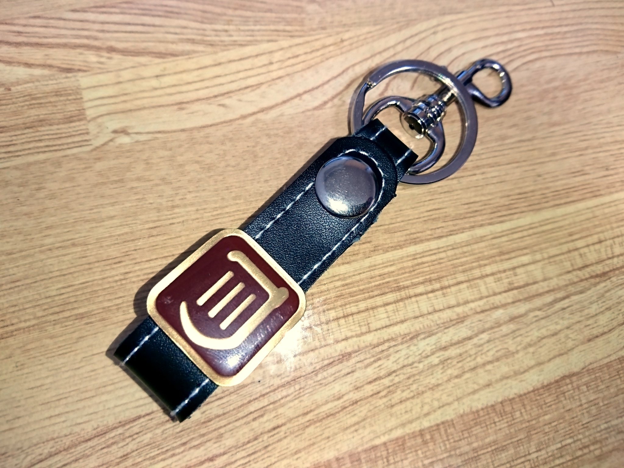 けるぴ ダイソーのベルト通しタイプのキーホルダーにジョブピンバッジ装着 革が厚手だから回らずにホールドできるし ループしてピン側も覆うのでカバンの繊維を傷めない これはイイ Ff14 Ffxiv けるぴ ダイソーのベルト通しタイプのキーホルダーにジョブピンバッジ装着 革が厚手だから回らずにホールドできるし ループしてピン側も覆うのでカバンの繊維を傷めない これはイイ Ff14 Ffxiv