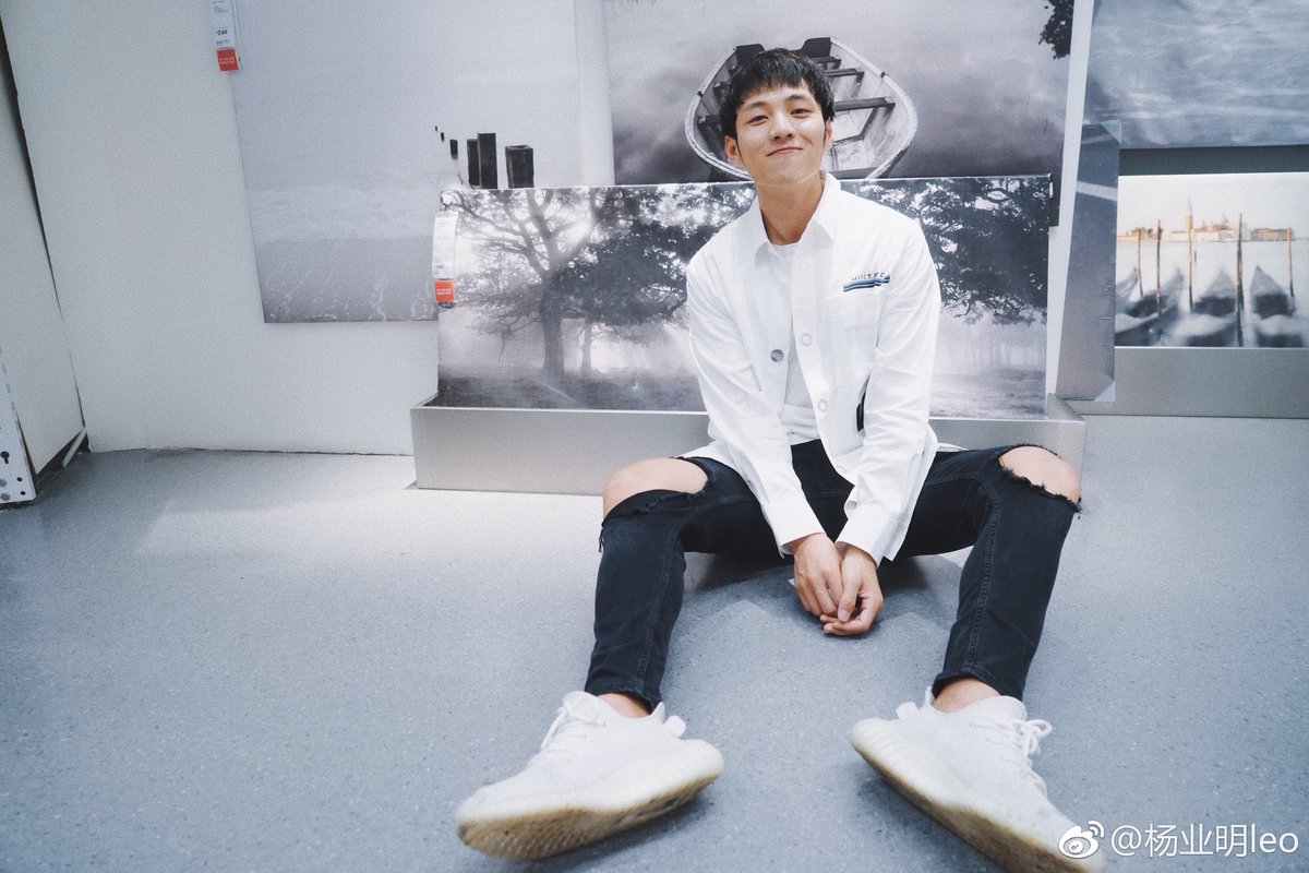 mingwangcouple's tweet photo. ??? 사진 구도 무엇 ???
그들만의 시그니처 구도인 것???!?!
일케 보니까 옷도 비슷한••• 블랙&amp;화이트•••• https://t.co/KOOAR6dj1P