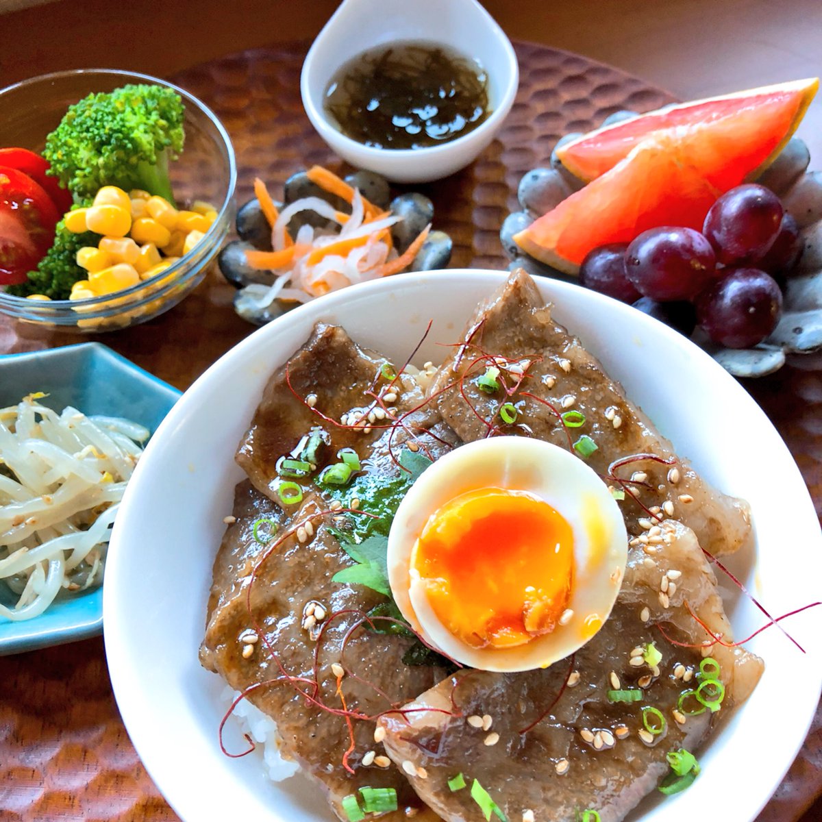敦子 夕飯 カルビ丼 なます もやしのナムル もずく酢 トマト ブロッコリー コーン ぶどう グレープフルーツ 安くなって た和牛カルビを軽く焼いて甘辛いタレで丼にしました お肉柔らかくて美味しい 今日から6月 今月は忙しくなりそう T Co