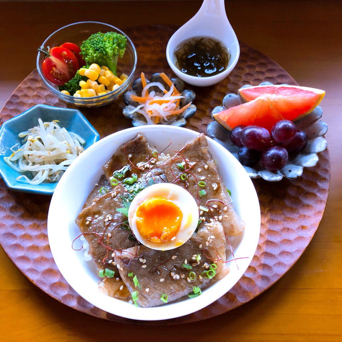 敦子 夕飯 カルビ丼 なます もやしのナムル もずく酢 トマト ブロッコリー コーン ぶどう グレープフルーツ 安くなって た和牛カルビを軽く焼いて甘辛いタレで丼にしました お肉柔らかくて美味しい 今日から6月 今月は忙しくなりそう T Co