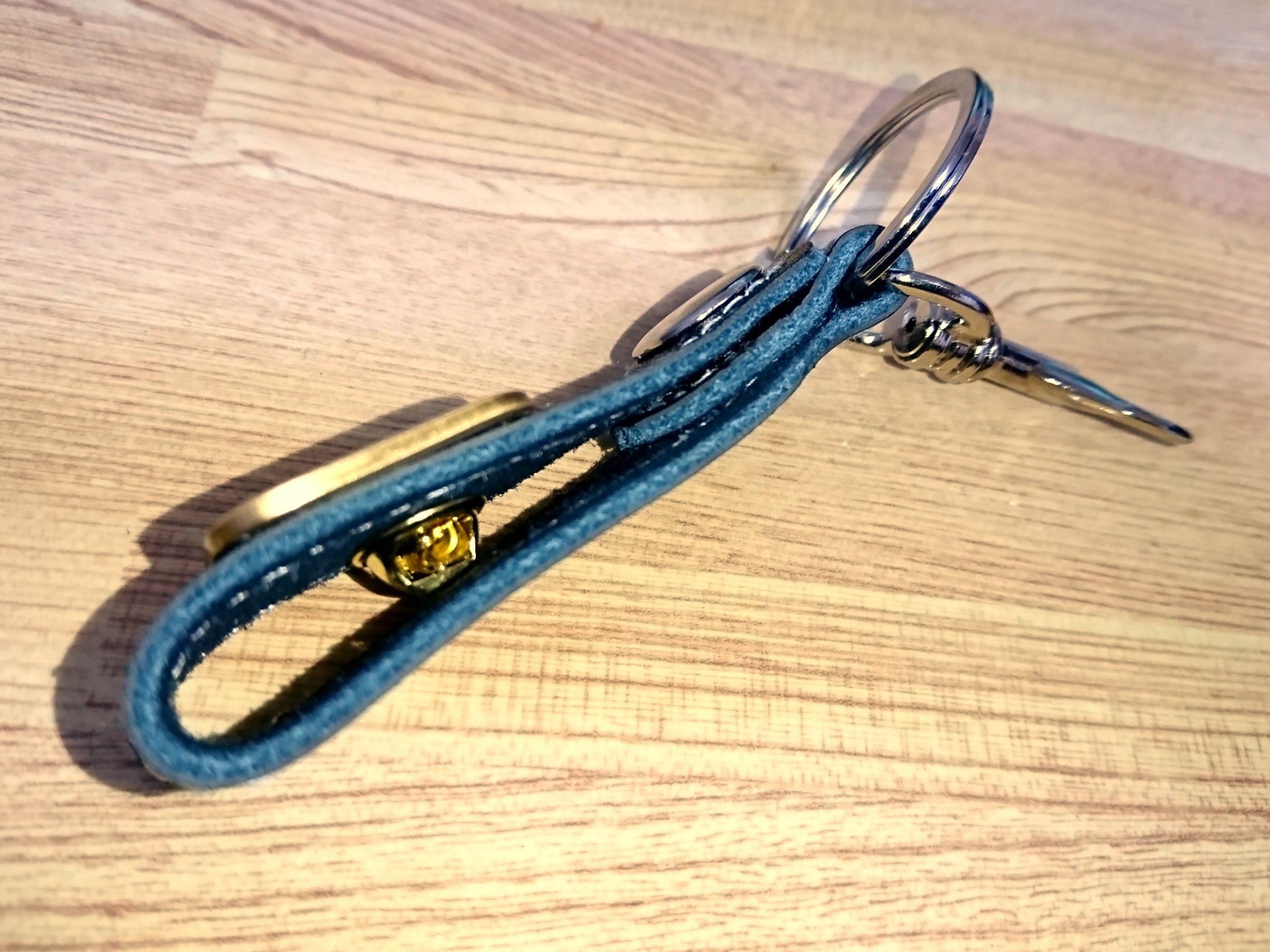 けるぴ ダイソーのベルト通しタイプのキーホルダーにジョブピンバッジ装着 革が厚手だから回らずにホールドできるし ループしてピン側も覆うのでカバンの繊維を傷めない これはイイ Ff14 Ffxiv けるぴ ダイソーのベルト通しタイプのキーホルダーにジョブピンバッジ装着 革が厚手だから回らずにホールドできるし ループしてピン側も覆うのでカバンの繊維を傷めない これはイイ Ff14 Ffxiv