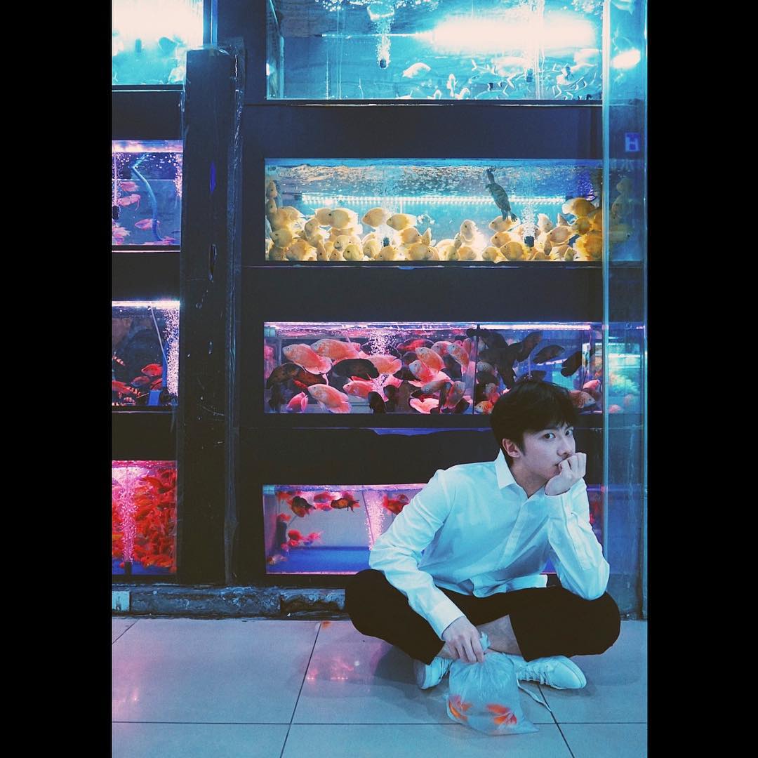 mingwangcouple's tweet photo. ??? 사진 구도 무엇 ???
그들만의 시그니처 구도인 것???!?!
일케 보니까 옷도 비슷한••• 블랙&amp;화이트•••• https://t.co/KOOAR6dj1P