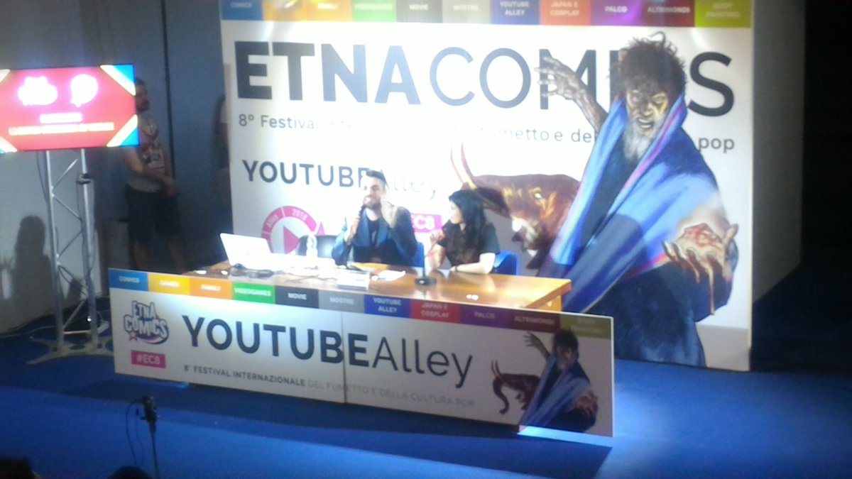 etnacomics's tweet photo. Parlando di vecchie e nuove consolle: non potete giocare se non avete l'online! @PlayerInside #EC8 #Etnacomics2018 #PlayerInside #YouTubeAlley https://t.co/GBExfr5gYy