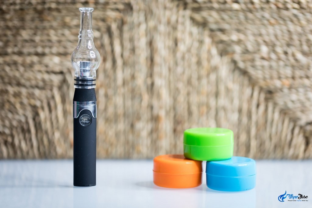 vapefuse's tweet photo. "A traditional glass rig is the ideal way to dab, but in a pinch, these pens can get the job done!" https://t.co/snydSaFLq9 #CloudVapes #VaporizerReviews #CloudPlatinum #CloudV https://t.co/R8e2tAjHNp