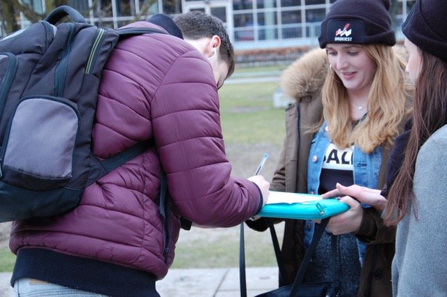 DFHumanity's tweet image. Gem Eindhoven was als challenge owner betrokken bij onze hackathon Designing Democracy en heeft op basis hiervan onder andere een studenten team ingezet om jongeren te laten stemmen tijdens de #gemeenteraadsverkiezingen. En met succes, lees het hier: buff.ly/2JmybR2