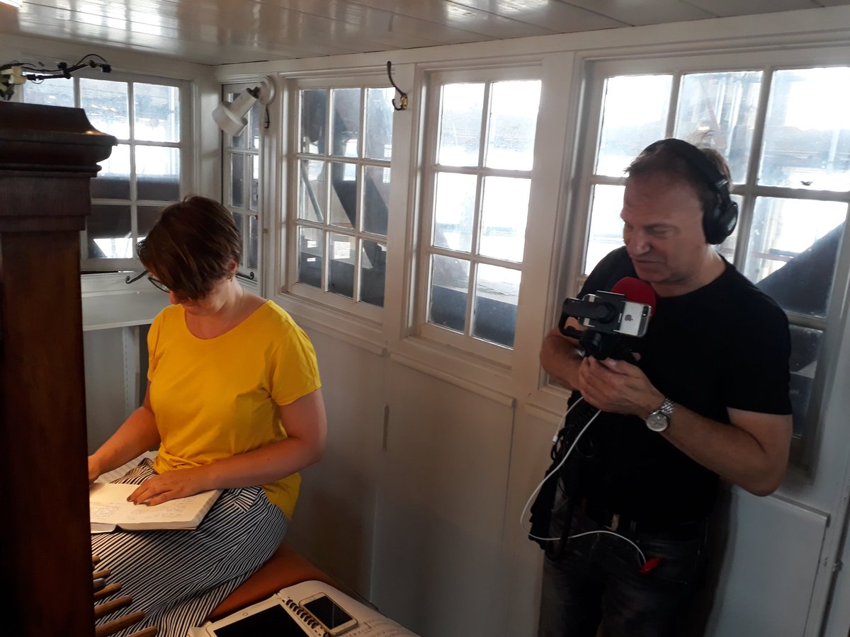 We zijn weer naar beneden met Jos van #RadioM Hoewel... nog niet  helemaal. We zien de laatste voorbereidingen van <a href="/Malgosiafiebig/">Malgosia Fiebig</a> voor haar wekelijkse concert. #domtoren #utrecht Ze heeft een verrassing!