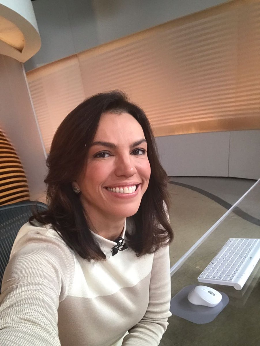Hoje é dia de que? Selfie! E a .<a href="/anapaulaaraujo/">Ana Paula Araújo</a> tá te esperando no #BomDiaBrasil. Vem!