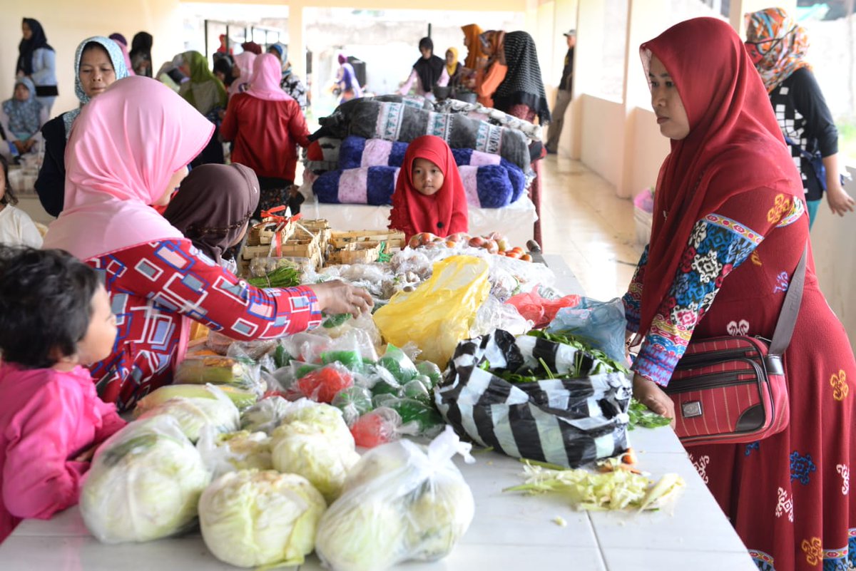 kemendespdt's tweet photo. Pasar ini dikelola oleh BUMDes Bersama Desa Waru dan Desa Ngamplak. Baru 4 bulan beroperasi, pasar ini sudah meraih omzet Rp 142 juta. Nah, dlm bbrp kesempatan, pasar ini juga disewakan sbg lokasi pasar malam lho!

#JelajahDesa2018 #MulaiDariDesa https://t.co/vDltYG7nde