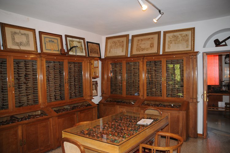 #MuseiStrani
A #Gavirate, in provincia di Varese, si trova il Museo delle pipe. facebook.com/onsense.it/pos… 
#Museodellepipe