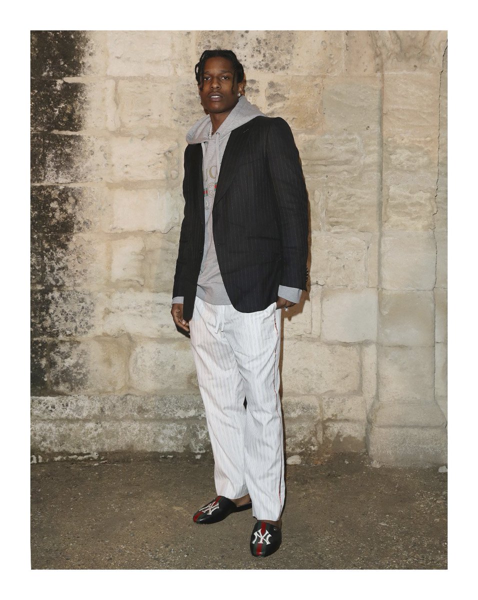 Gucci Japan Guccicruise19 ファッションショーのゲスト ラッパーの Asvpxrocky Gucciss18 コレクションの ミットフォード ジャケット Gucciロゴ スウェットシャツにニューヨークヤンキースの刺繍入レザーシューズを合わせて T Co Gucci Japan Guccicruise19 ファッションショーのゲスト ラッパーの Asvpxrocky Gucciss18 コレクションの ミットフォード ジャケット Gucciロゴ スウェットシャツにニューヨークヤンキースの刺繍入レザーシューズを合わせて T Co