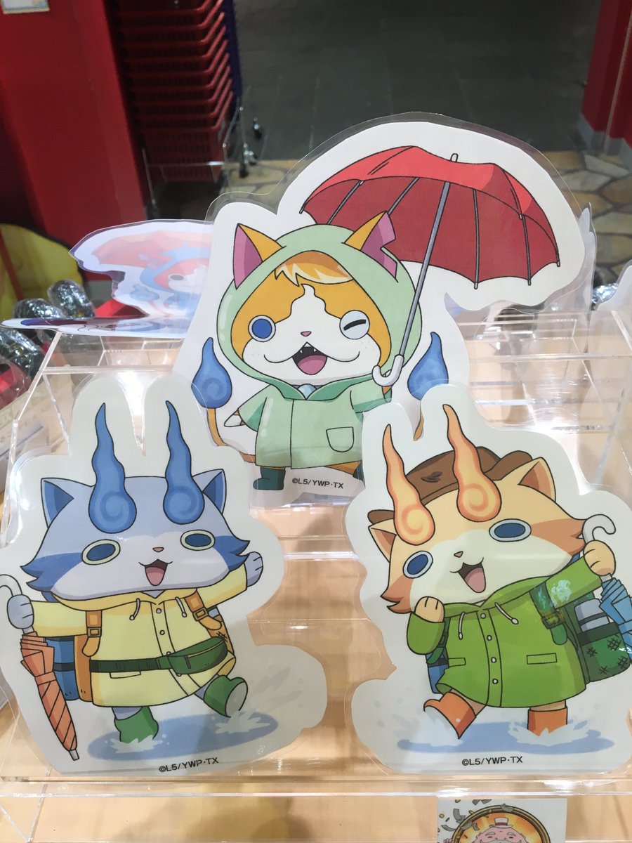 ヨロズマート 公式 福岡総本店 先日梅雨入りした九州にある ヨロズマート福岡総本店 の傘売場にも 雨具を身に付けた妖怪たちが登場したよ カワイイ傘で雨の日を楽しく過ごそう T Co Iy4b0gtgf3 妖怪ウォッチ ヨロズマート 福岡