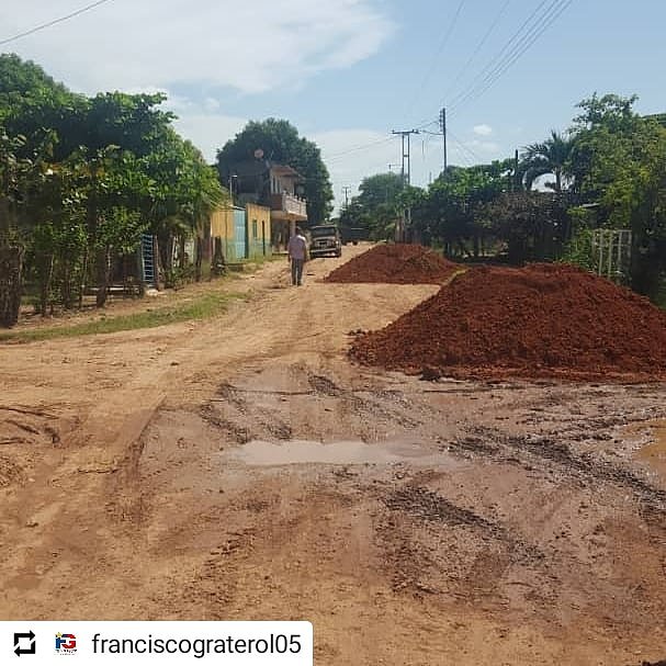 puertapsuv's tweet photo. Alcalde del municipio #Miranda @Fgraterol5 Continua enripiando y conformando las calles del barrio Mereyal #TrabajoCompromiso
@nicolasmaduro #PresidenteProtector @josemvasquez #EnCuerpoYalmaPorGuarico https://t.co/emEACgRRG8