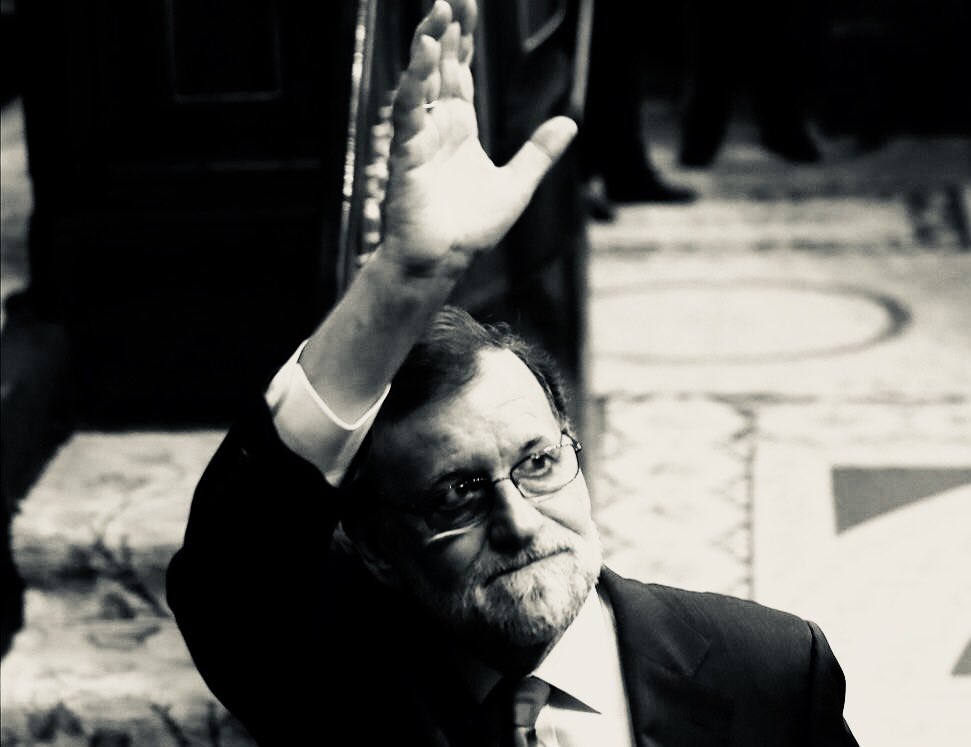 DrWilfredoBello's tweet photo. El caso de #España con la moción de censura y dimisión de Mariano Rajoy a favor de Pedro Sánchez me ha hecho sentir un DEJA VU con el caso de Carlos Andrés Pérez ( Venezuela) en 1994.  Cuidado Españoles, así comenzó la debacle Venezolana y se montó Chávez... https://t.co/bsst8MBc73