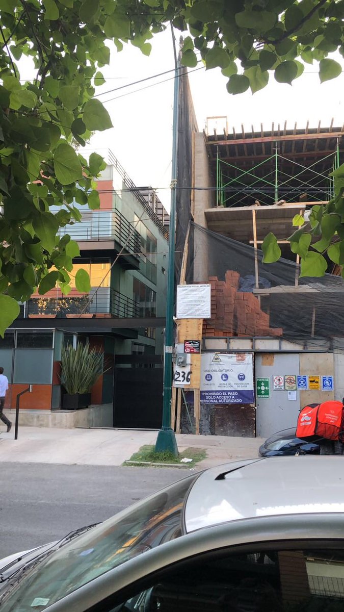 laurrsu's tweet photo. @XochitlGalvez le pedimos revisé la construcción de galileo que ya tiene más de 4 pisos. El permiso es de tres pisos ya todos los edificios están pasando las reglas . @lavozdepolanco. https://t.co/7w56v3HRPi