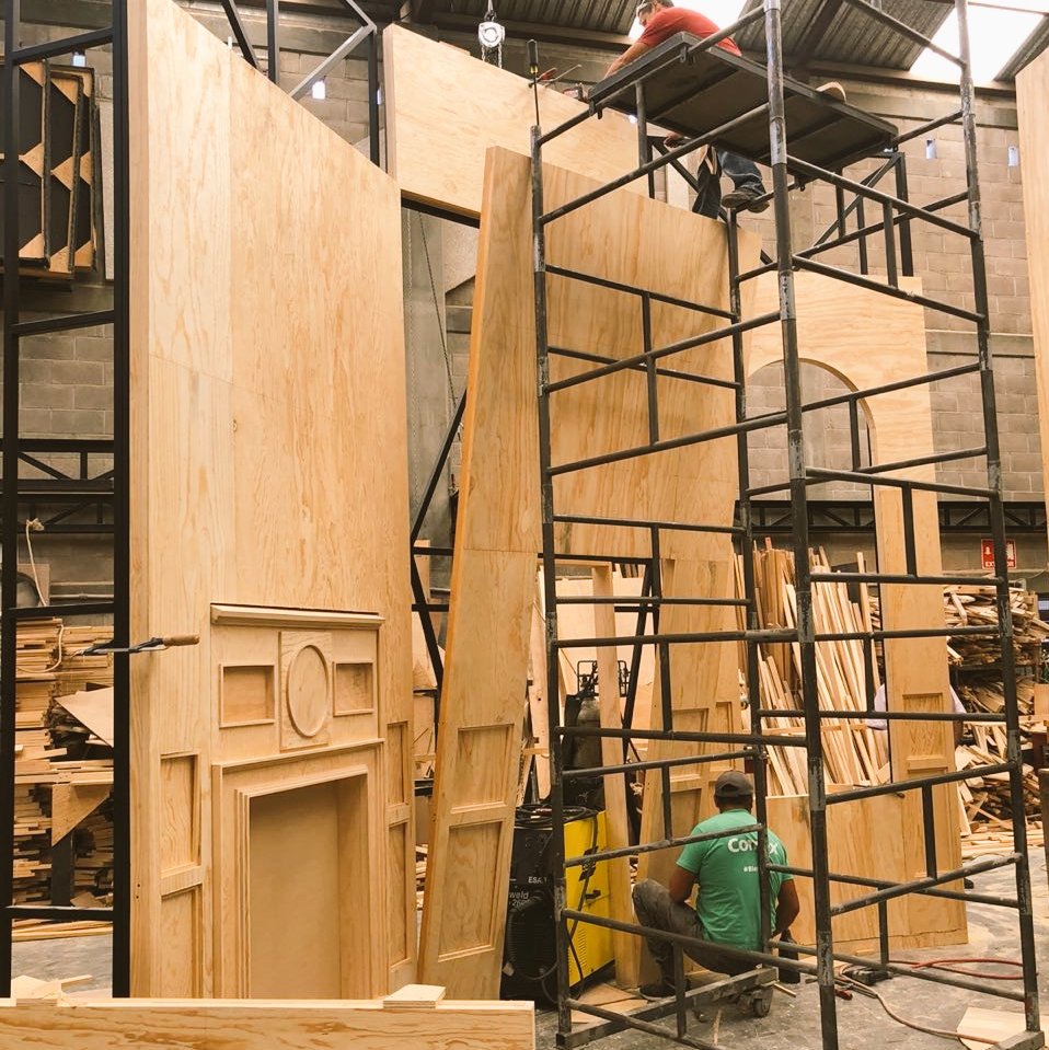 OFICIAL: Comienza la construcción del escenario que ganó en los #TonyAwards los premios más importantes de teatro en el mundo #tonywinner #proximamente #LaObraQueSaleMal <a href="/obraquesalemal/">Peter Pan Que Sale Mal</a> <a href="/thelemonstudios/">Lemon Studios</a> <a href="/ProsperoMx/">Prospero Teatro</a> <a href="/Helenico/">Centro Cultural Helénico</a> Boletos en #Ticketmaster