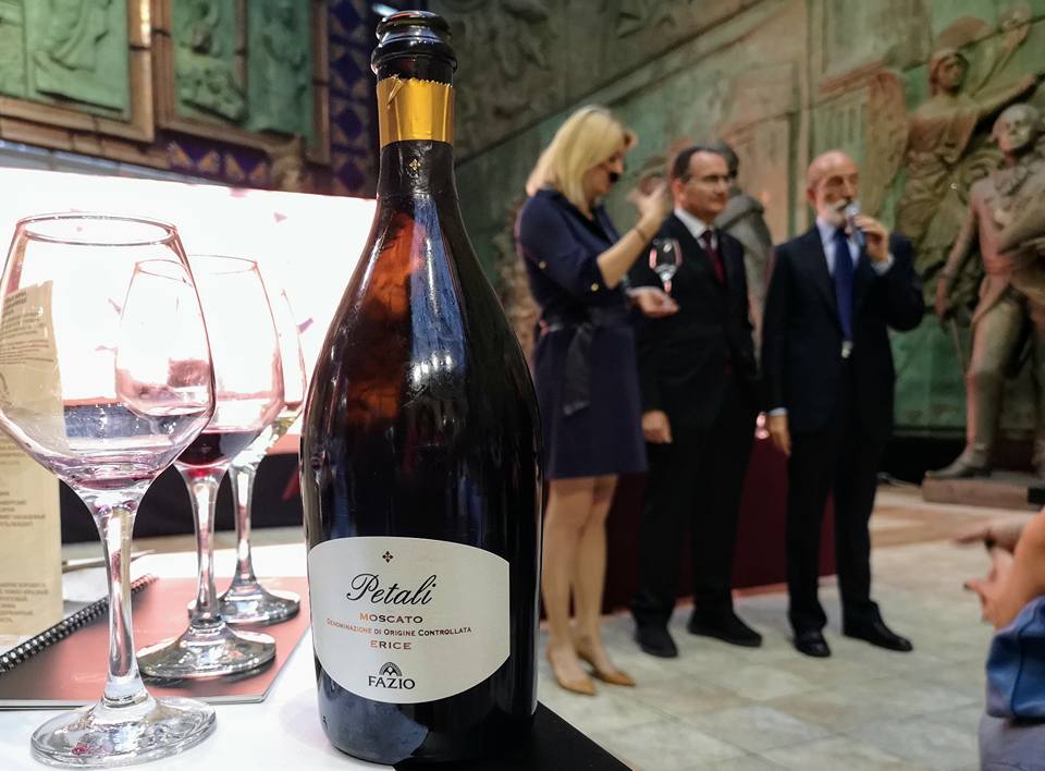 FazioWines's tweet photo. @LucaMaroni1 Master Class in #Moscow about sparkling wine "Petali" #DocErice #Faziowines https://t.co/RCdxtJDrLv