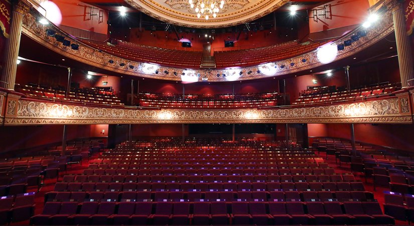 84CXROnTour's tweet photo. From one beautiful theatre to another: just three more chances to catch #84CharingCrossRoad in Wolverhampton at the @WolvesGrand then we are back on the road, next stop: @MalvernTheatres 
#theatre #touring #wolverhampton #malvern https://t.co/9Bz3wldKi3
