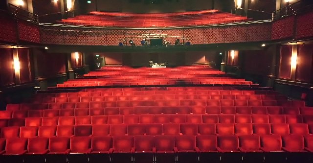 84CXROnTour's tweet photo. From one beautiful theatre to another: just three more chances to catch #84CharingCrossRoad in Wolverhampton at the @WolvesGrand then we are back on the road, next stop: @MalvernTheatres 
#theatre #touring #wolverhampton #malvern https://t.co/9Bz3wldKi3