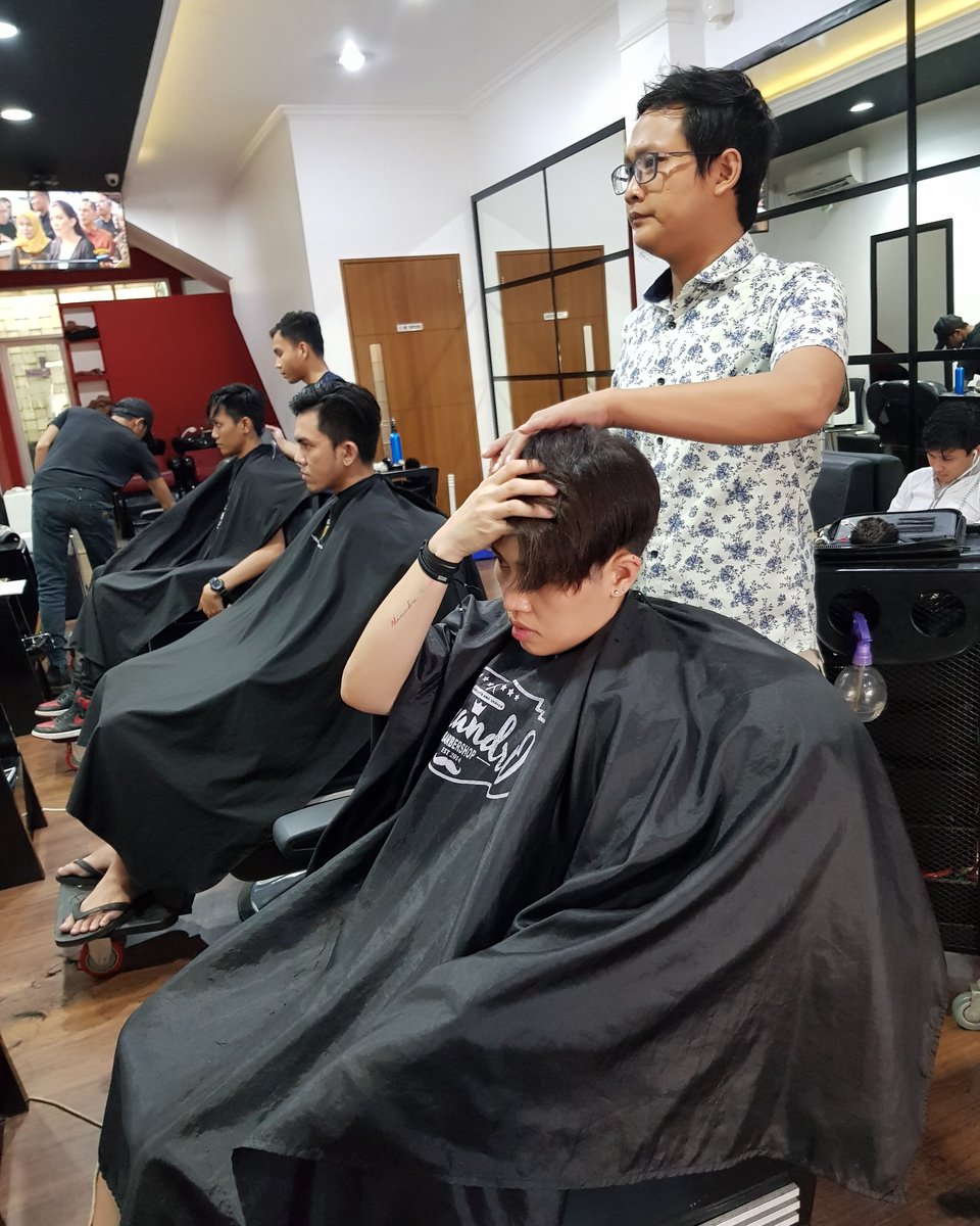 alexandrobrbshp's tweet photo. Selamat berbuka puasa dan yg belom dapat kebagian antri tadi karna full.. sampai ketemu kembali start sehabis jam 18.30 ya gezzz😎 #alexandrobarbershop #tebetraya67c #jakartabarbershop #jakartaselatan#barberaddict #barberindonesia#segalapomade#topbaber #081281398999#02183781472 https://t.co/EFuj1x2ywa