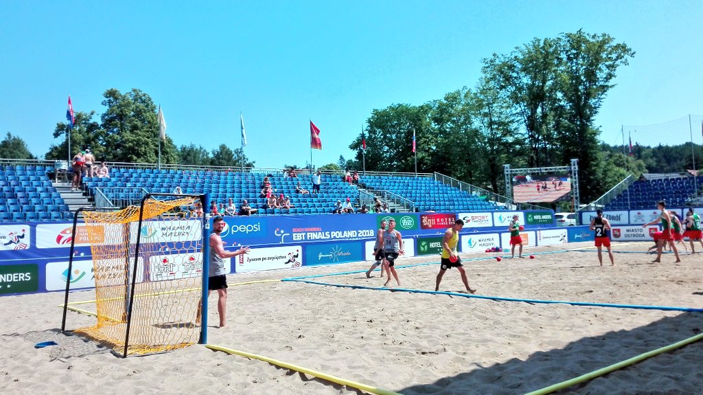 okprwarmia's tweet photo. W Starych Jabłonkach trwają klubowe mistrzostwa Europy w piłce ręcznej plażowej. W akcji można zobaczyć naszego byłego zawodnika Łukasza Zakretę. Zapraszamy! Impreza potrwa do niedzieli! https://t.co/BalQnRiZuD