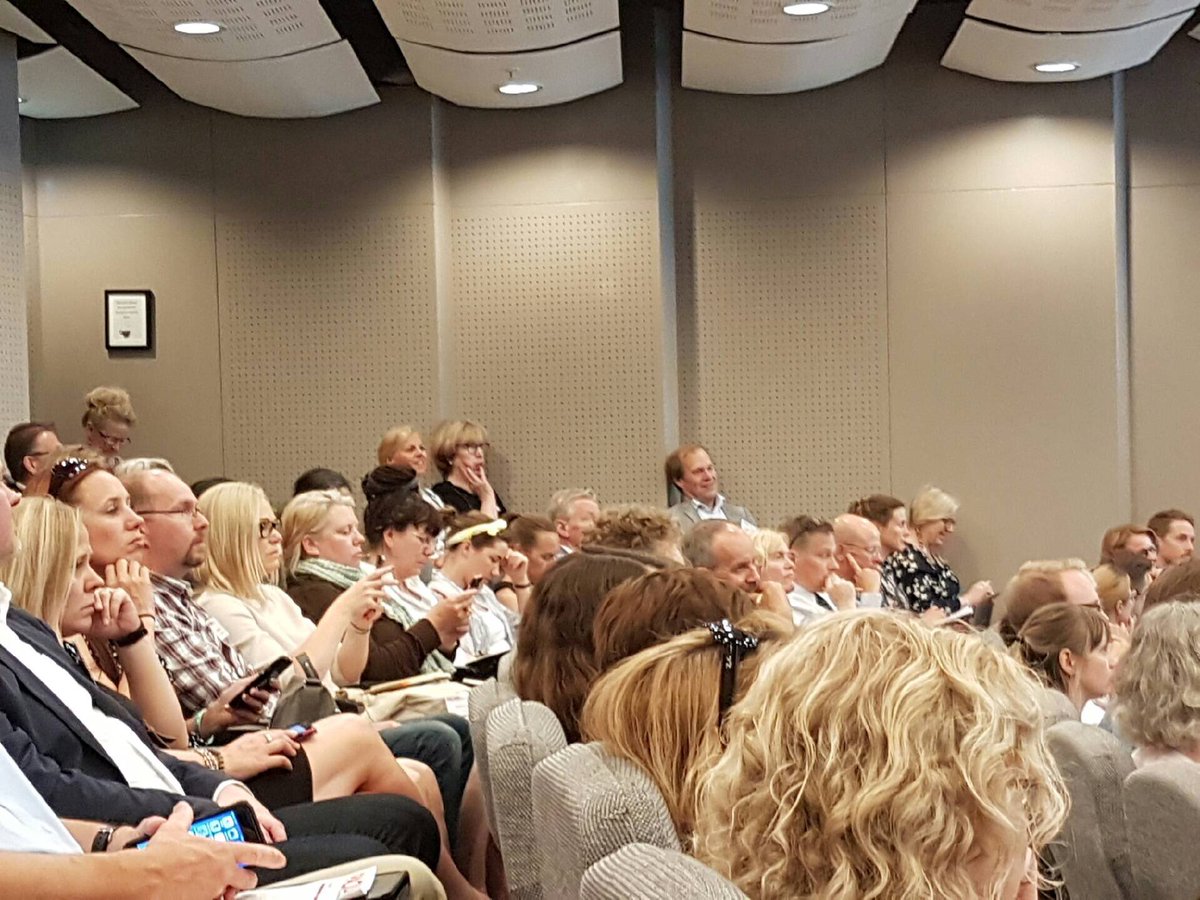 MliHansson's tweet photo. Coop berättar på pack@lunch om arbetet med mindre och bättre plast i konsumentförpackningar. Modiga och tydliga mål i dagligvaruhandeln är en viktig drivkraft för att komma igång snabbt: 2022 återvinningsbart och 2030 fossilfritt 👏🏻👏🏻 https://t.co/VV5ZCnYk1g