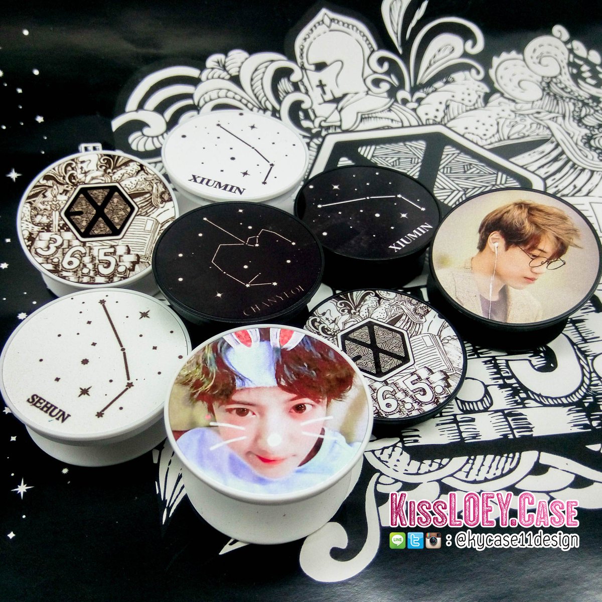 shekarncase's tweet photo. Pop Stand คือที่ติดมือถือพับเก็บยืดออกได้ ใช้พันหูฟังได้ มีสีขาว/ดำให้เลือก สามารถเลือกลายเองได้
อันละ 149
พิเศษสั่งคู่กับเคส เหลืออันละ 120 บาท 
#kycasePopstand 
#kycaseEXO https://t.co/Yj3qbo7pwm
