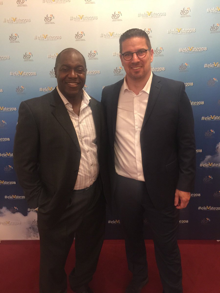 AMOS_Nantes's tweet image. Notre intervenant en management Eric ALARD est @Paris en compagnie de Devon HARRIS l'un des 4 bobers qui a inspiré le film #RastaRocket pour les 10 ans de l'Association des Conférenciers Professionnels. Ils y abordaient le sujet "y croire  envers et contre tout"