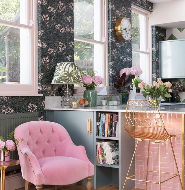 sthgpinkblog's tweet photo. Alzi la mano chi vorrebbe un bancone cucina così #kitchengoals #pinkchair #pinkhouse #pattern #wallpapergoals #wallpaperdecor #kitchencounters #ilovepink #ihavethisthingwithpink https://t.co/K4yGoOJgoM https://t.co/i14VhGfBAb