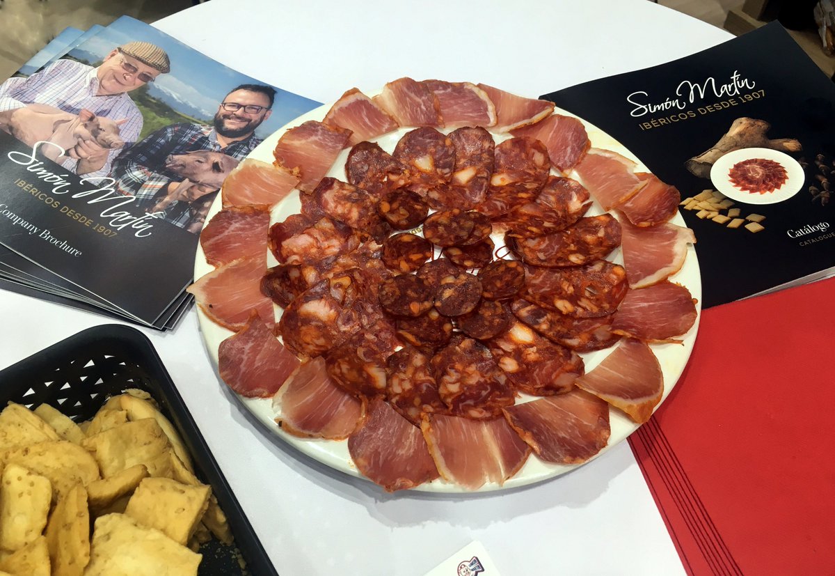 dGuijueloYmas's tweet photo. Porque no sólo de #JamónIbérico vive el hombre!qué tal un platito de #Embutidos #IbéricosDeBellota?Nuestros embutidos son #Naturales100%, #LactoseFree, #GlutenFree y no llevan #NINGÚNaditivoQuímico= #LibresDeAlérgenos!
@dGuijueloYmas @Ibericos_Simon @JamonDeGuijuelo @mesaylopez https://t.co/bJLJitP4XX