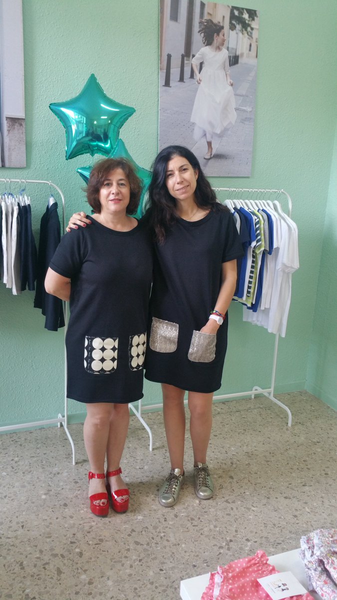 LydiayVirginia's tweet photo. Te gustan nuestros vestidos??Te los personalizamos cómo tú quieras!!Está tarde te esperamos!! Tendremos a las 17h a @mamalienzo !!!
#lydiayvirginia #showroom #PintaCaras #Valencia #showroomLydiayVirginia #clothes #handmade #hechoamano #owndesings #cotton #algodon #personalizado https://t.co/Qsq3I0tLFB