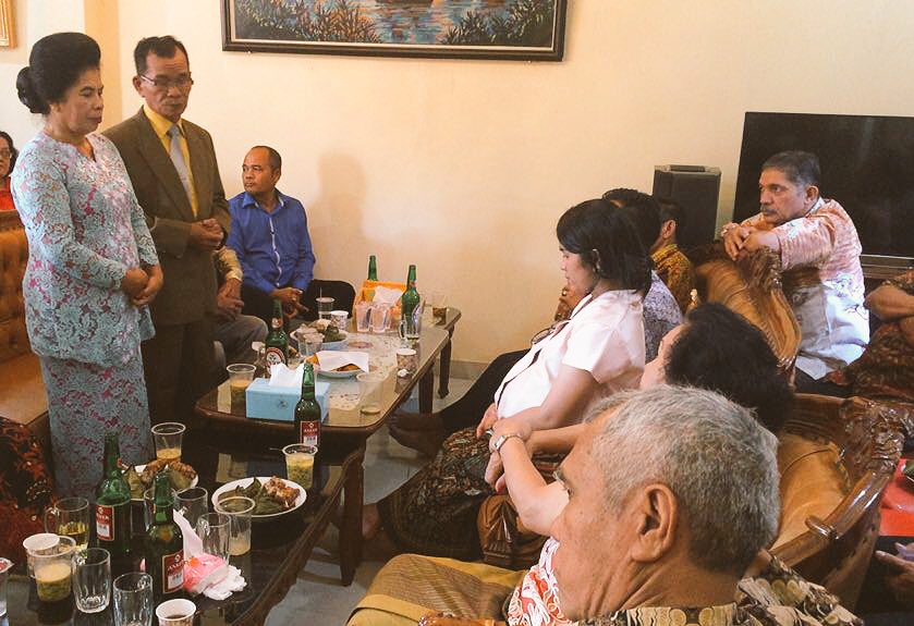 Hari ini kelar mambosuri atau 7 bulanannya versi orang batak.

Diberi wejangan, didoakan agar selamat dan sehat sampe melahirkan.