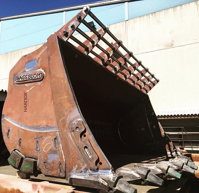 hardoxinmybody's tweet photo. Nice bucket for wheel loaders by our member Häggblom. All made in Hardox wear plate with Hardox bars on the top. 💪💪💪 📷: @terasteija
#proudmember #Häggblom #Haggblom #hardoxinmybody #signofquality #brandprogram #ssabcustomer #hardox #hardandtough #bu… https://t.co/0PeZMY1ssk https://t.co/d6qvIoCBvD