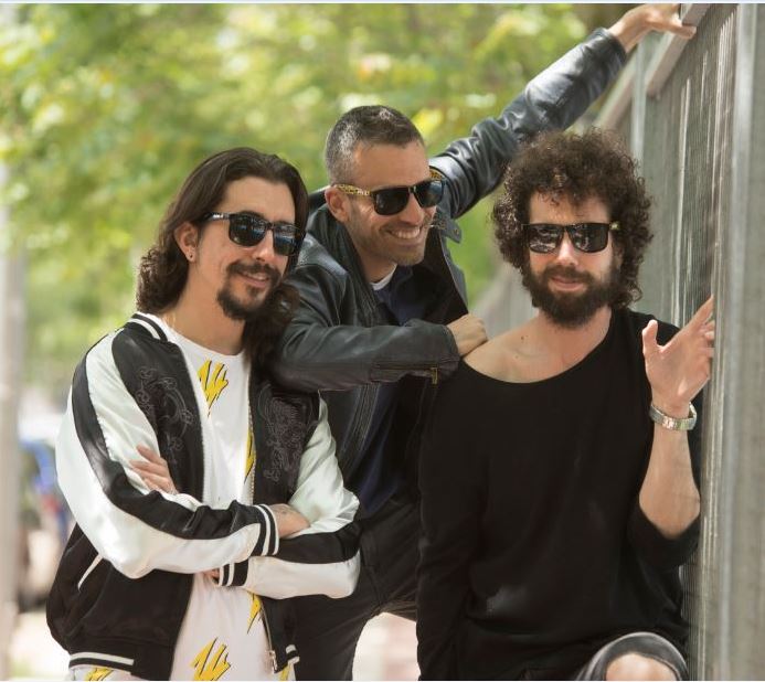 Por fin ha llegado el día, os presentamos nuestras gafas personalizadas de la mano de <a href="/mohitisun/">Mōhiti Sunglasses</a> . Creo que no hay mejor manera de empezar el buen tiempo que con unas de estas puestas en la cabeza.
A la venta aquí ➡️➡️ goo.gl/wqZW1i