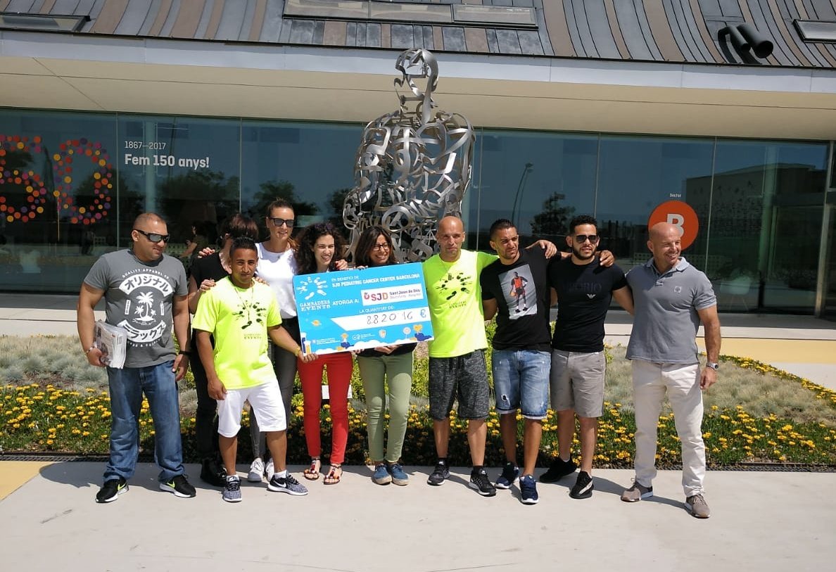 justiciacat's tweet photo. La #recaptació de la cursa solidària contra el càncer infantil "@correengran" ha estat de 8.820,16 €. Interns i professionals de #Brians2 han entregat avui el xec a l'hospital @SJDbarcelona_ca. Gràcies a tots els que hi heu col•laborat i participat 👏 https://t.co/VAXfOUyJvk